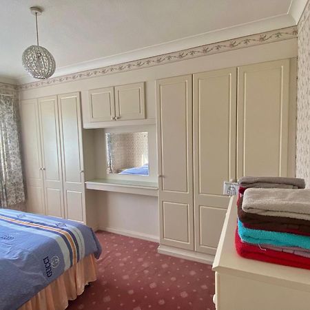 Barking London House Sleeps 12 - Parking - Train Tube - Airport Villa ภายนอก รูปภาพ