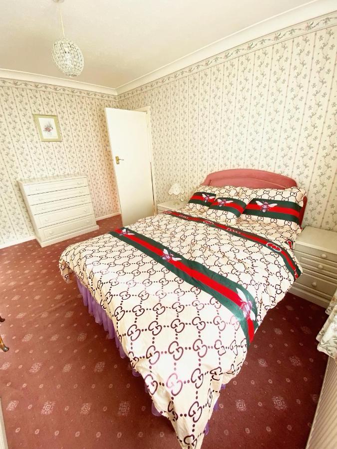 Barking London House Sleeps 12 - Parking - Train Tube - Airport Villa ภายนอก รูปภาพ