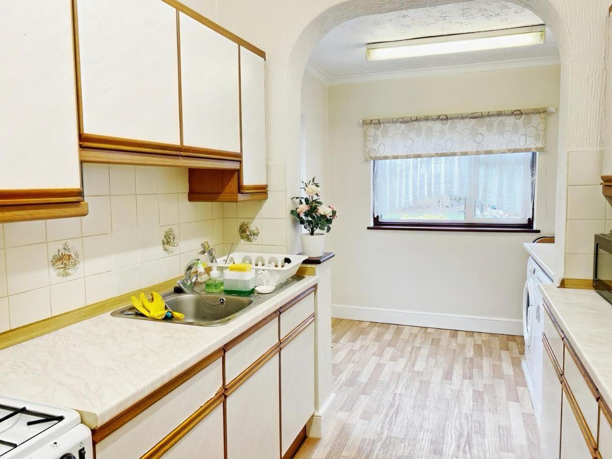 Barking London House Sleeps 12 - Parking - Train Tube - Airport Villa ภายนอก รูปภาพ