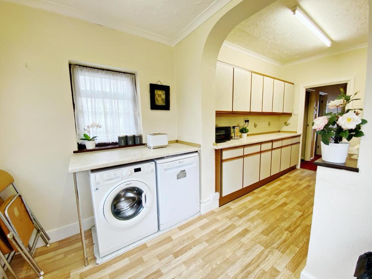 Barking London House Sleeps 12 - Parking - Train Tube - Airport Villa ภายนอก รูปภาพ