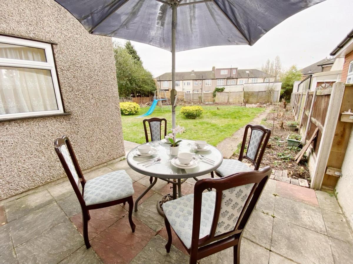 Barking London House Sleeps 12 - Parking - Train Tube - Airport Villa ภายนอก รูปภาพ