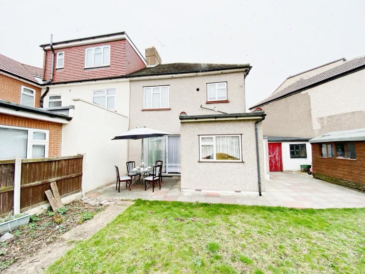 Barking London House Sleeps 12 - Parking - Train Tube - Airport Villa ภายนอก รูปภาพ